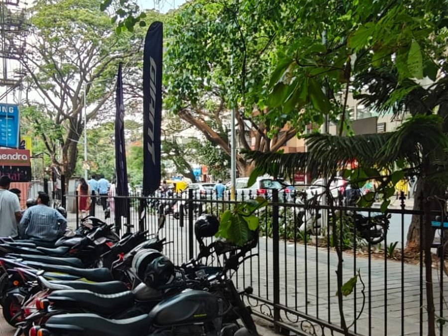 100 Feet Road outside the clinic, with parking